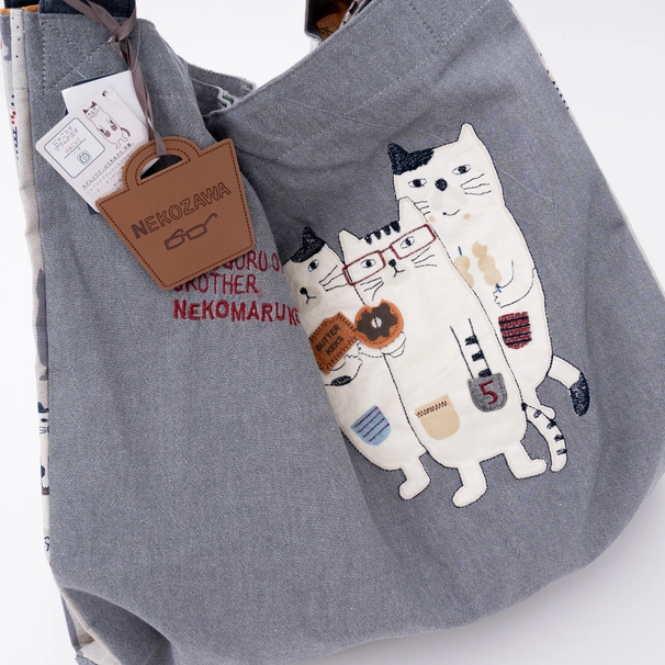 Bolso Tote Grande Bordado Tres Gatos Gris "Kusuguru Japón" - Imagen 4