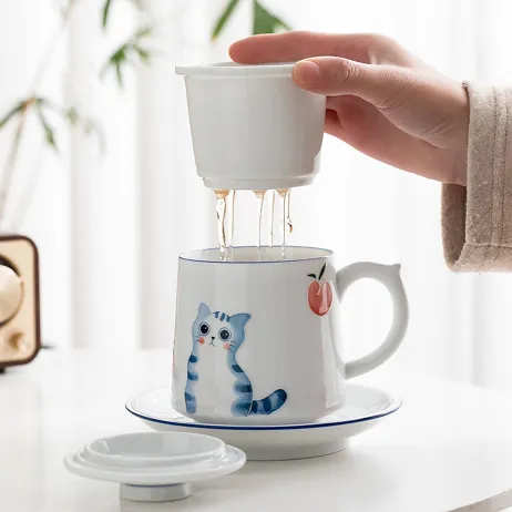 Taza de té con filtro de porcelana blanca "Cat and Peach"