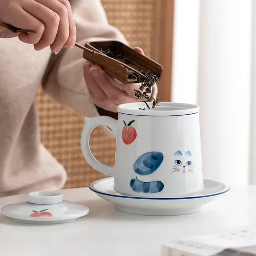 Taza de té con filtro de porcelana blanca "Cat and Peach" - Imagen 3