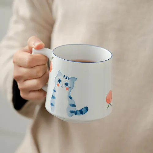Taza de té con filtro de porcelana blanca "Cat and Peach" - Imagen 5