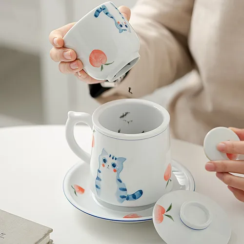 Taza de té con filtro de porcelana blanca "Cat and Peach" - Imagen 4