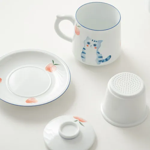 Taza de té con filtro de porcelana blanca "Cat and Peach" - Imagen 6