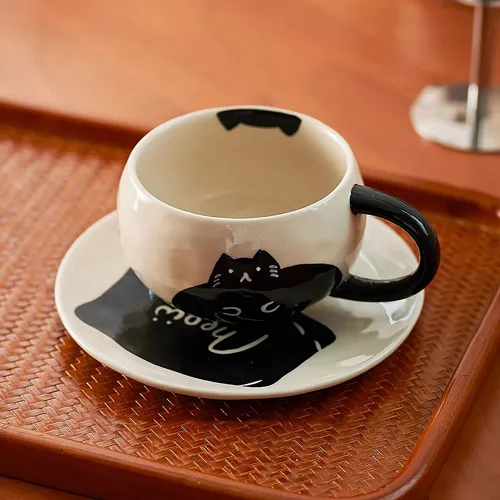 Taza de café de cerámica con platillo. "Gato Negro"
