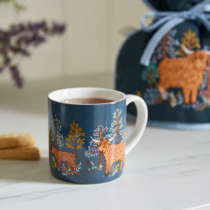 Taza de porcelana fina Connie la Vaca en color azul marino "ULSTER WEAVERS" - Imagen 4